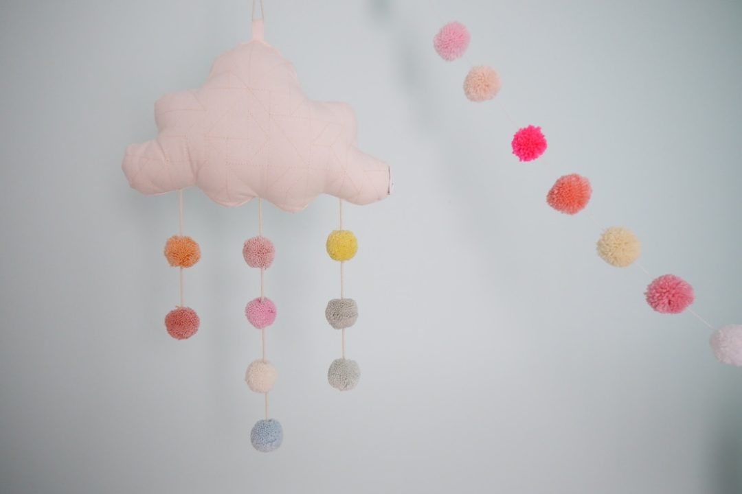 kinderzimmer-maedchen-bunt